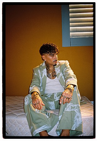 「ラウ・アレハンドロ、新曲「Buenos Terminos」のシネマティックなMV公開」