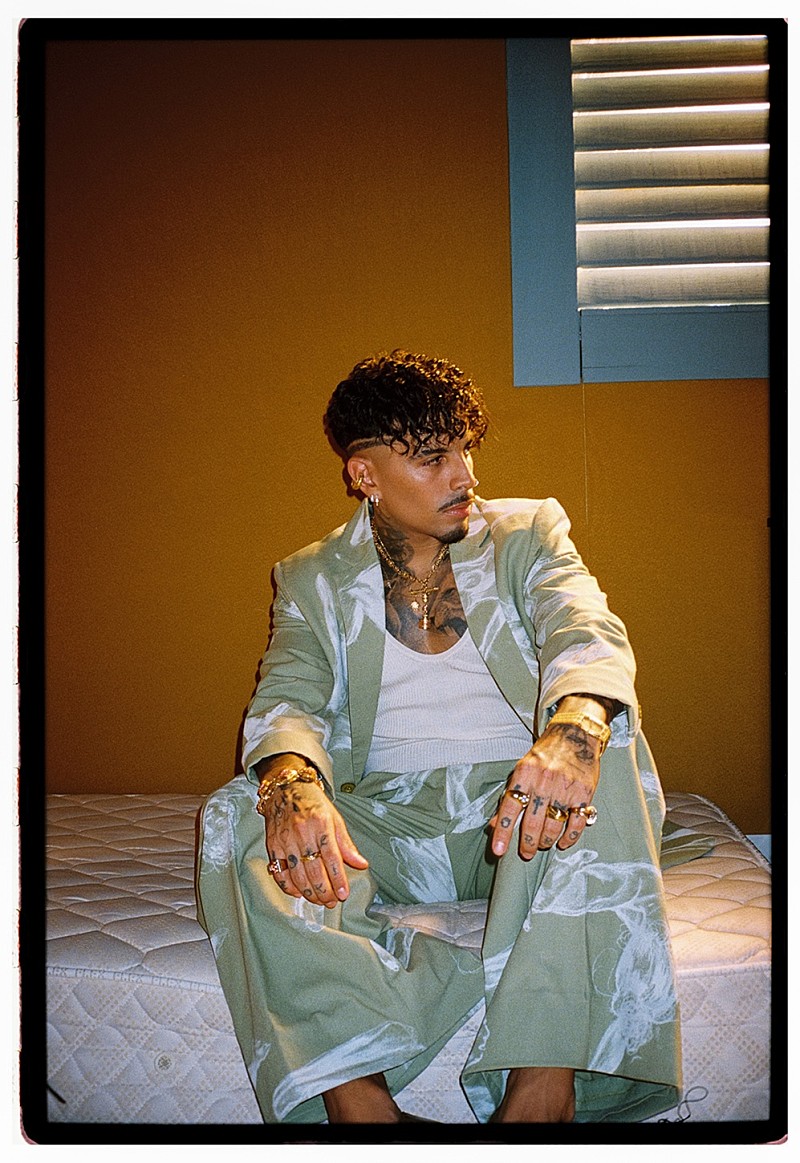 「ラウ・アレハンドロ、新曲「Buenos Terminos」のシネマティックなMV公開」1枚目/2