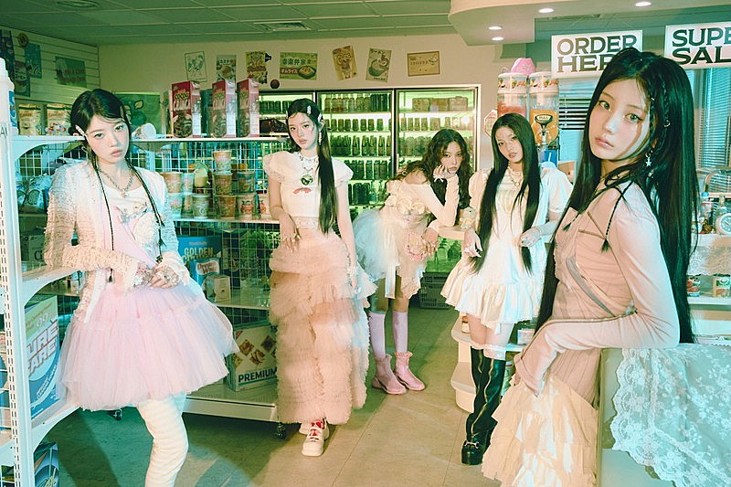 「ILLIT、ラコステWEB CMで新曲「Topping」一部解禁」1枚目/1