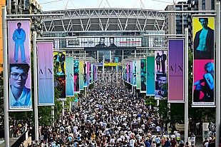 「オアシス、英ロンドン公演で観客が転落死「衝撃を受け、悲しんでいる」」