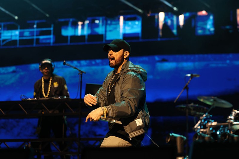 エミネム、アダム・サンドラー最新映画カメオ出演シーンの未公開映像を共有 