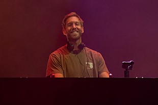 「カルヴィン・ハリス、第1子の誕生を発表し胎盤の写真を公開「妻はスーパーヒーロー」」