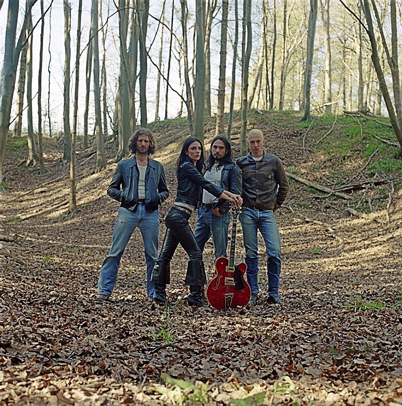 ウルフ・アリス、ドラマーのジョエル・エイミーがリード・ボーカルを務める新曲「White Horses」公開