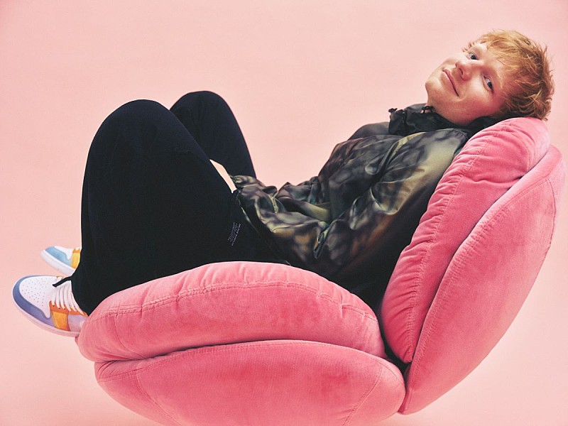 エド・シーラン、コミカルな「A Little More」MVでルパート・グリントと再タッグ