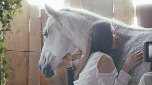 「阿部真央、新曲「マリア」MVのビハインド映像公開」