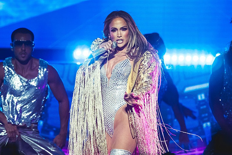 ジェニファー・ロペス、歌唱中にコオロギがとまるも余裕の対応