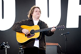 「ルイス・キャパルディ、カルヴィン・ハリスとのコラボがリリースされなかった理由を明かす」