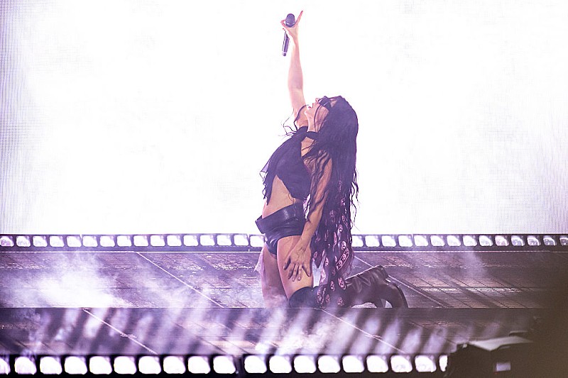 チャーリーxcx、韓国公演で『ブラット』時代を終え映画『The Moment』を予告 