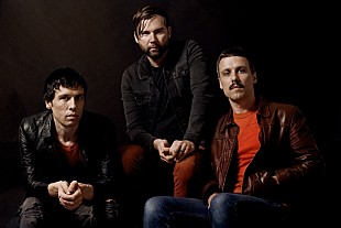 「ザ・クリブス、ニューALより新曲「Summer Seizures」MV公開」