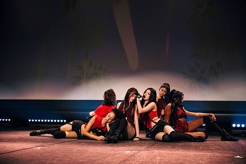 KATSEYE、ソールドアウトの会場を魅了した日本初ショーケースのライブレポート到着