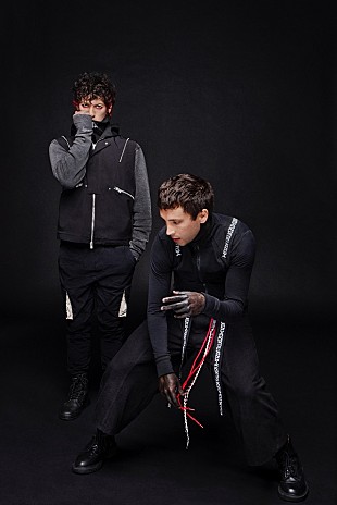 「トゥエンティ・ワン・パイロッツ、ドラムが際立つ「Drum Show」MV公開」