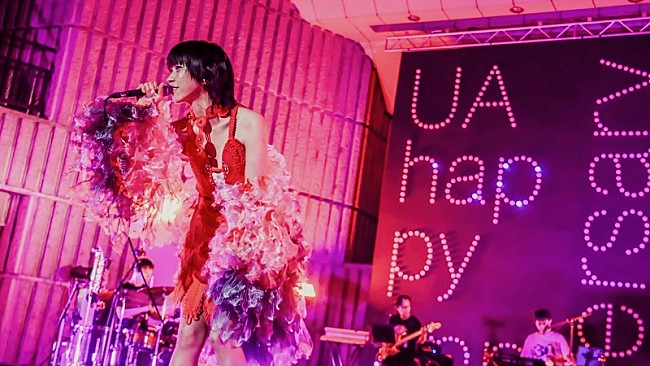 「UA、デビュー30周年記念の日比谷野音公演よりアニバーサリーシングル「Happy」ライブ映像公開」1枚目/3