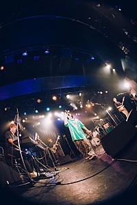 汐れいら、デビュー2周年記念ライブはDURDN／yutoriと共に閉幕 | Daily