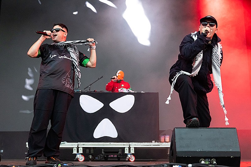 ニーキャップ、テロ容疑の“魔女狩り”により米国公演をキャンセルするも“極秘”のサプライズを約束 