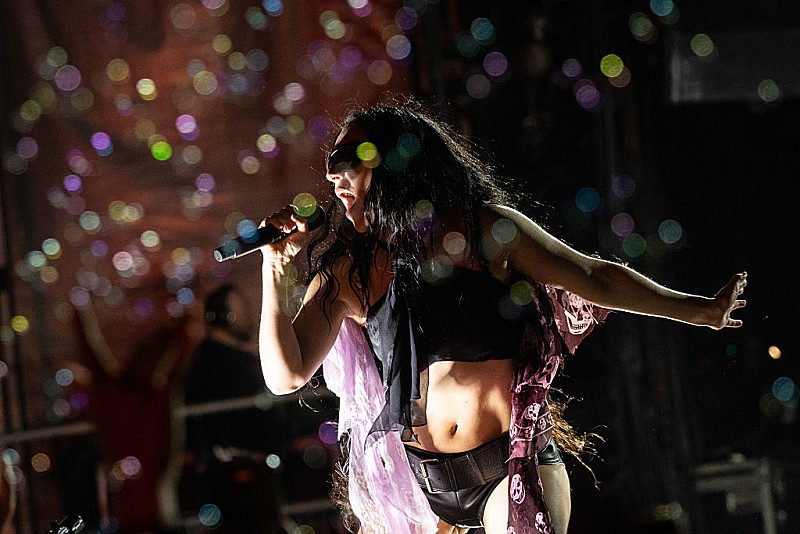 チャーリーxcx、出演映画『100 Nights Of Hero』のティーザー映像公開 