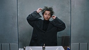 「常田大希が様々なヘアスタイルで登場、書き下ろし楽曲も披露するMAROの新CM」