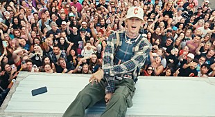 「mgk、ファンも登場する「tell me whats up」MV公開」