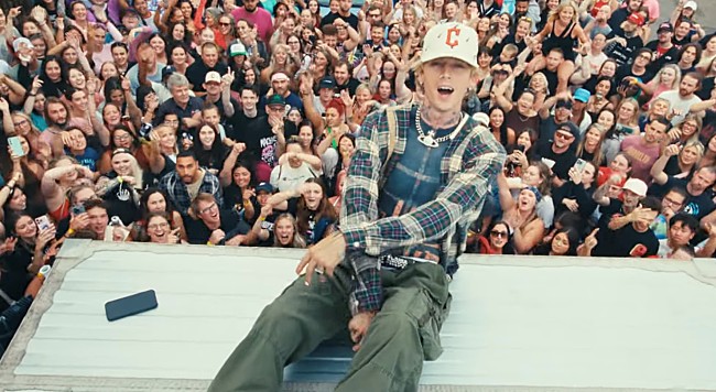 「mgk、ファンも登場する「tell me whats up」MV公開」1枚目/2