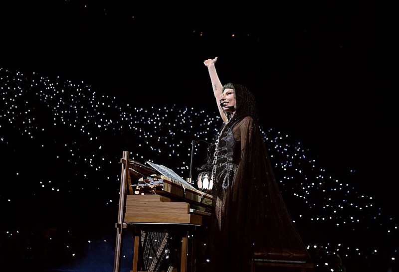 レディー・ガガ、米TVパフォーマンスで「Vanish Into You」を大胆に再構築 