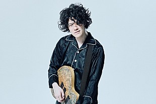 「粗品、「直人とお母さんの歌」MVで目に涙を浮かべて歌う　新アーティスト写真も公開」