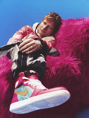 「エド・シーラン、フィービー・ディネヴァー出演の「Camera」MV公開」