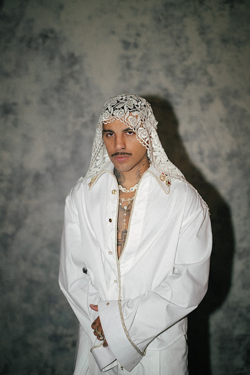 ラウ・アレハンドロ、嵐と混沌の女神に着想を得た「GuabanSexxx」MV公開