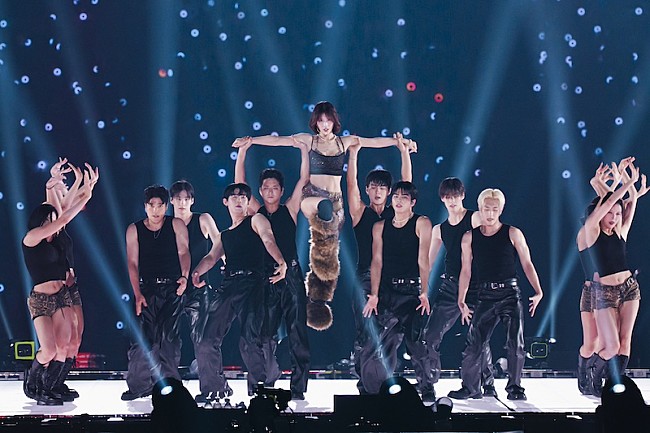 TWICE サイン入り写真 コンサートオフショット Yahoo!オークション - TWICE 8人直筆サイン入り A4サイズ写真