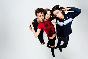 「バー・イタリア、新曲「rooster」のライブ・パフォーマンス映像公開」