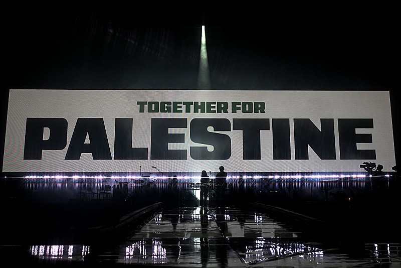 ブライアン・イーノ／デーモン・アルバーンらが【Together for Palestine】に出演、約3億円が集まる