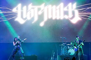 「【SUMMER SONIC 2025】ホット・ミルクが2度目の来日で進化したエモ・パワー・ポップを響かせる＜ライブレポート＞」