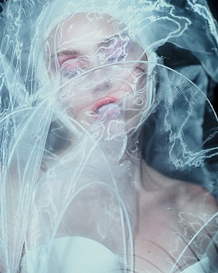 「マイリー・サイラス『サムシング・ビューティフル』DX版配信、L・バッキンガム＆M・フリートウッド／D・バーン参加」