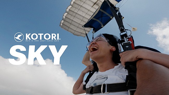 「KOTORI、楽曲「SKY」MVにツアーオフショット＆空からの決死のダイブ」1枚目/3