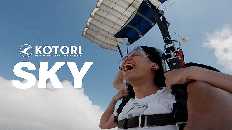 「KOTORI、楽曲「SKY」MVにツアーオフショット＆空からの決死のダイブ」1枚目/3