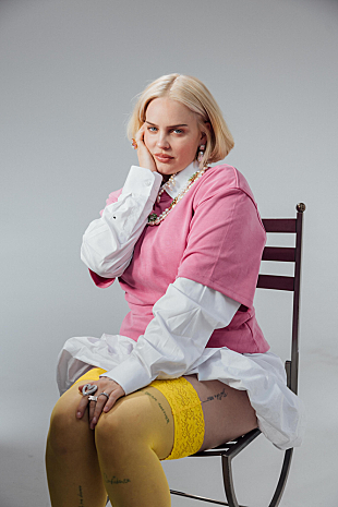 「アン・マリー、“落ち込んでいる仲間たちへ捧げる”新曲「DEPRESSED」公開」