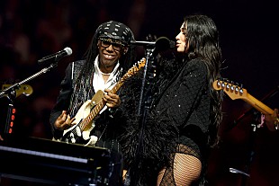 「デュア・リパ、ナイル・ロジャースと「Le Freak」をNY公演で披露」