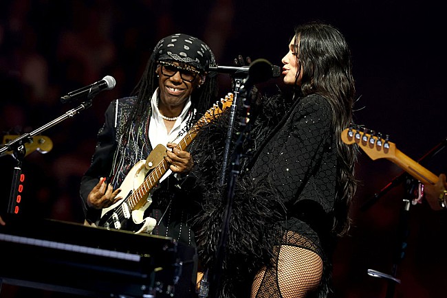 「デュア・リパ、ナイル・ロジャースと「Le Freak」をNY公演で披露」1枚目/1