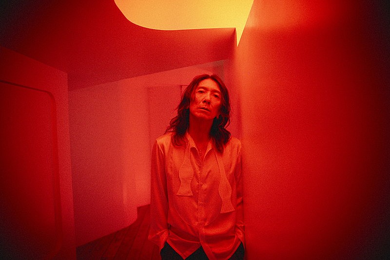 吉井和哉、ドラマ主題歌となるソロ4年ぶり新曲「甘い吐息を震わせて」配信リリース