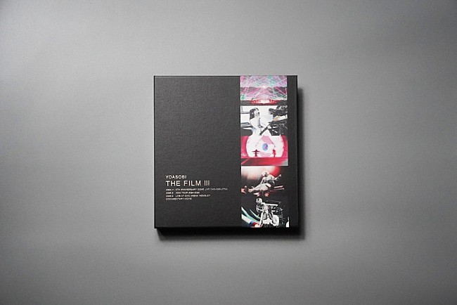 「YOASOBI、ライブ映像作品集『THE FILM 3』商品画像を公開　衣装＆パネル展を開催」1枚目/9