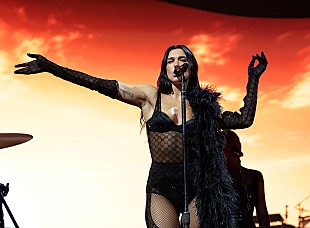 「デュア・リパ、マイアミ公演でアリアナ・グランデのカバー披露」