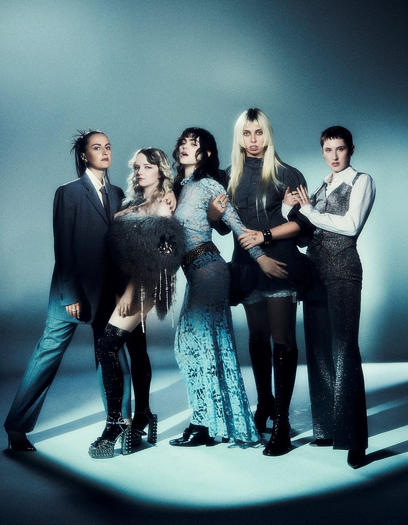 ザ・ラスト・ディナー・パーティー、新曲「Second Best」で愛する人への葛藤を歌う