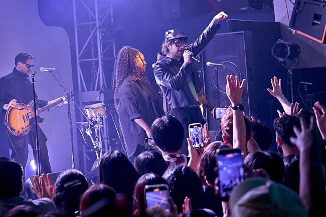 「＜ライブレポート＞トム・グレナン初単独公演で魅せた、進化し続ける表現者の姿──力強い声に宿る人生の輝き」1枚目/3