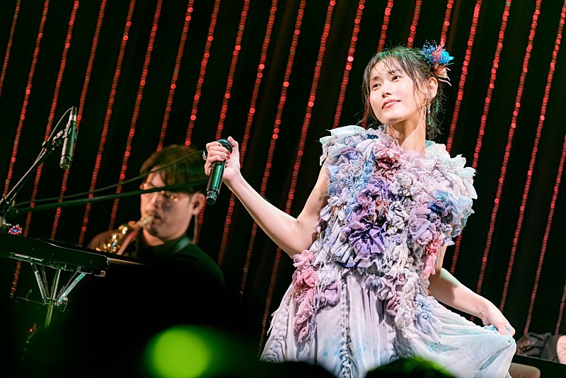 「<ライブレポート>聴き手の心を揺らし温める唯一無二の歌声――デビュー10周年を経てさらなる高みを目指す、TRUEの特別なビルボードライブ公演」1枚目/7