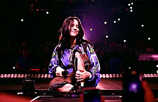 「ビリー・アイリッシュ、米マイアミ公演で自分を守ったファンにプレゼントを贈る」