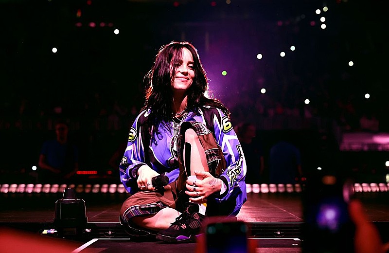 「ビリー・アイリッシュ、米マイアミ公演で自分を守ったファンにプレゼントを贈る」1枚目/1