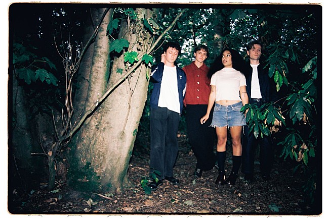 「イングリッシュ・ティーチャー、デビュー作のリミックス版配信　フォンテインズD.C. DJsら参加」1枚目/2