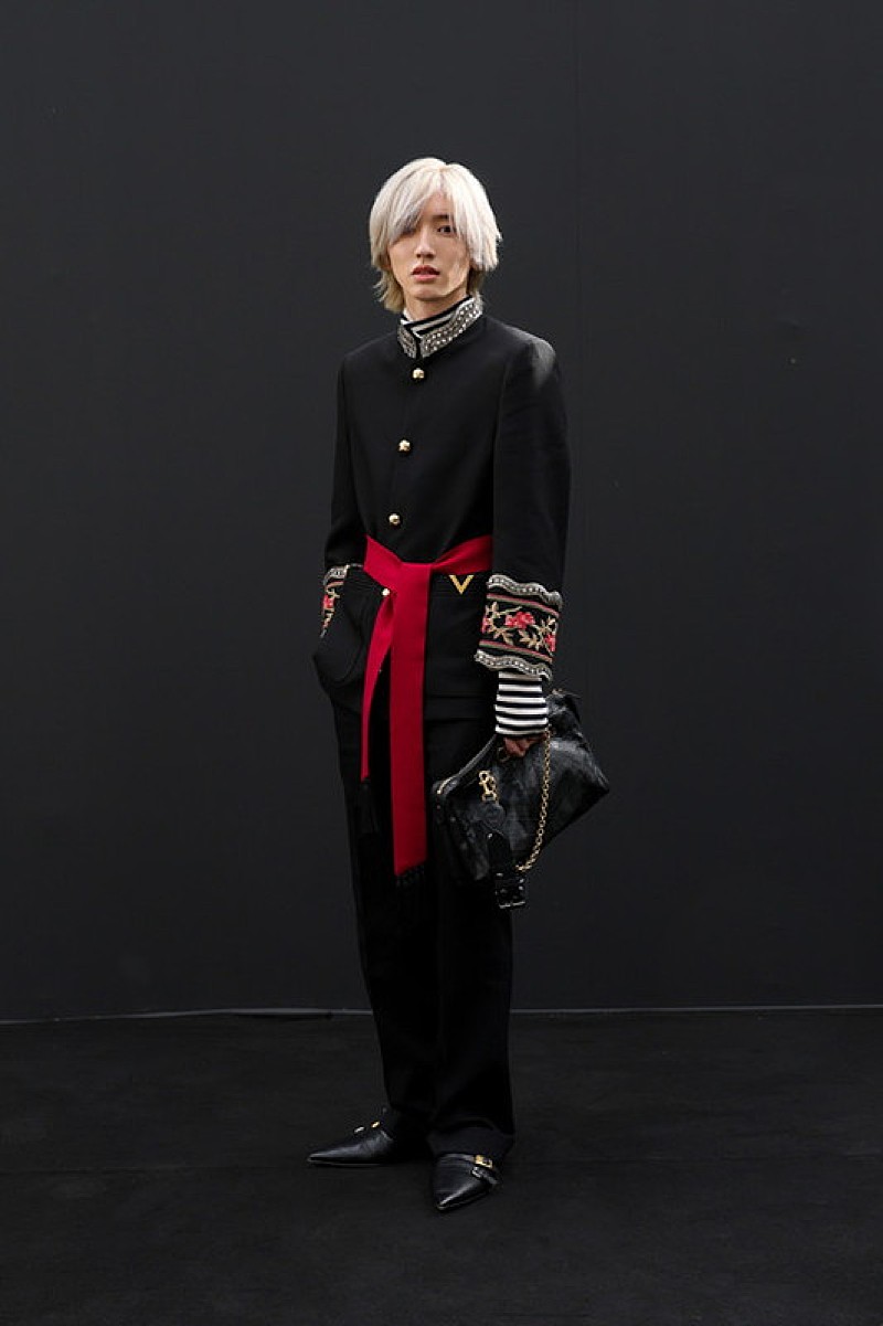 「道枝駿佑(なにわ男子)/SOOBIN(TXT)/REI&LIZ(IVE)ら、ヴァレンティノのファッションショーに来場」1枚目/5