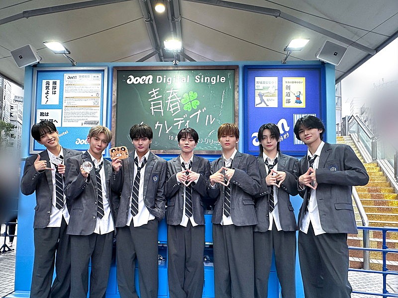 aoen、爽やかな制服姿で「超青い下駄箱」モニュメントをサプライズ訪問