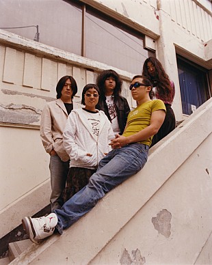 「多国籍オルタナティブK-POPバンドのBalming Tiger、Yaejiを迎えたダブル・シングルをリリース」