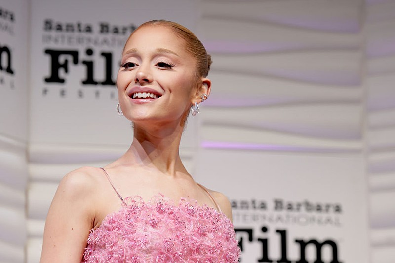 「アリアナ・グランデ、約3年ぶりにブルネットヘアに「私に会えて嬉しいでしょ？」」1枚目/1