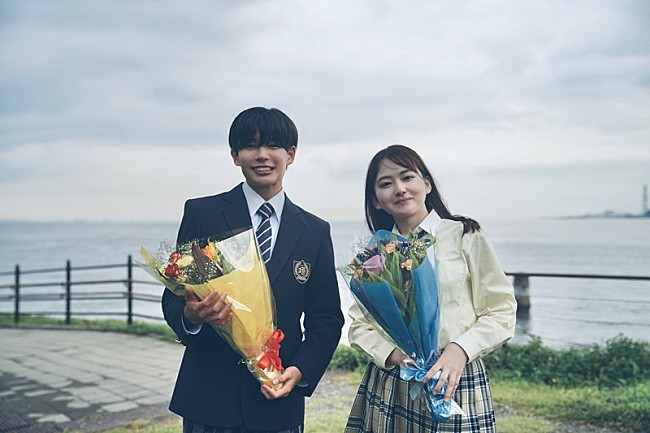 「長尾謙杜×山田杏奈、W主演映画『恋に至る病』笑顔と感謝のクランクアップ映像公開」1枚目/2